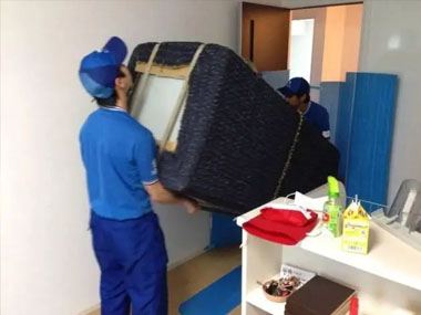 炎热夏天个人搬家现场